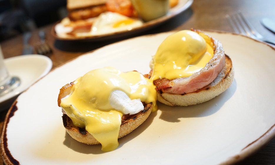 Eggs Benedict on a muffin